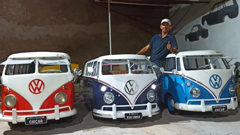 Este brasileiro fabrica mini Kombi e caminhões e ganha a vida com isso