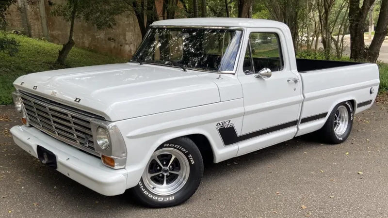 Esta Ford F100 tem um motor Big Block 7.0 do lendário GT40