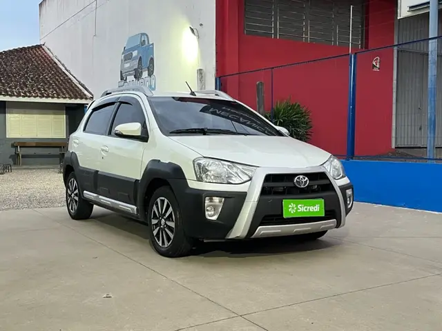 Carro Toyota Etios 2017 Cross 1.5 (Aut) (Flex)