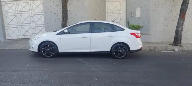 Carro Ford Focus Hatch 2015 SE Plus 2.0 16V PowerShift