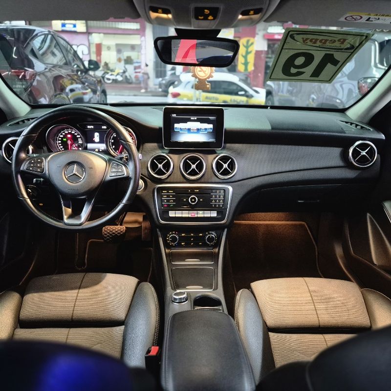 Mercedes-Benz GLA 200