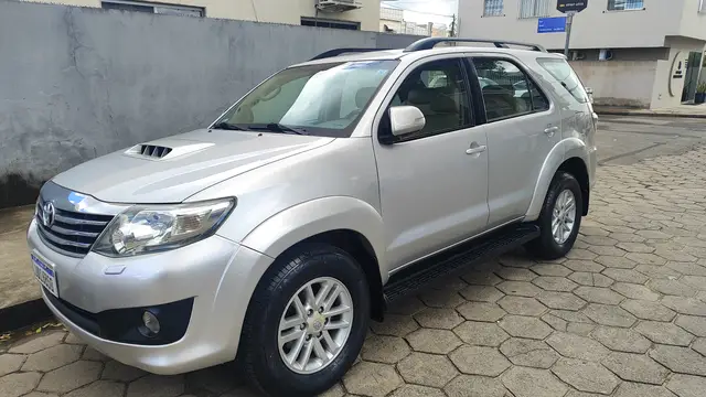 Carro Toyota Hilux SW4 2012 SRV 3.0 4X4 (7 Lugares)