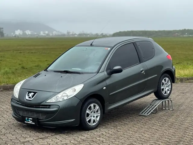Carro Peugeot 207 2013 Hatch XR 1.4 8V (flex) 2p