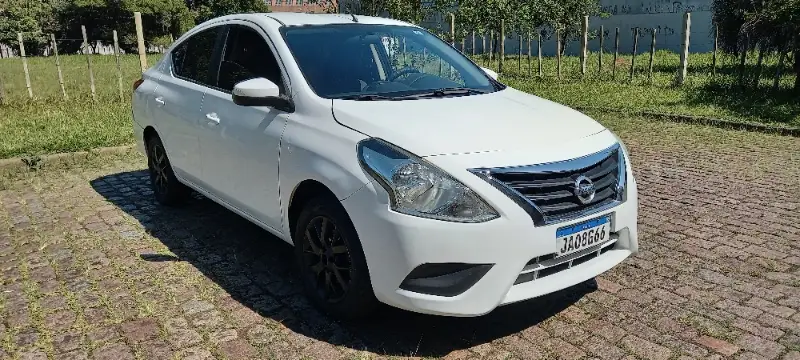 Nissan Versa 1.6 16V SV (Flex)
