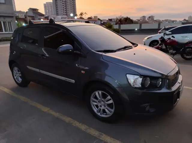 Carro Chevrolet Sonic 2013 Hatch LT