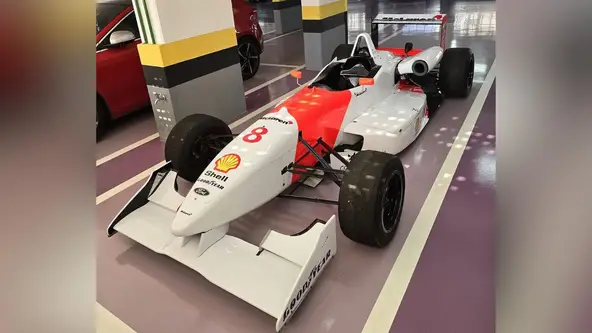 Carro de corrida de 260 cv tem pintura do carro de Ayrton Senna e pode ser comprado parcelado 
