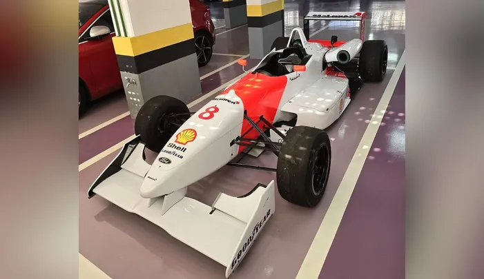 Carro de corrida de 260 cv tem pintura do carro de Ayrton Senna e pode ser comprado parcelado 
