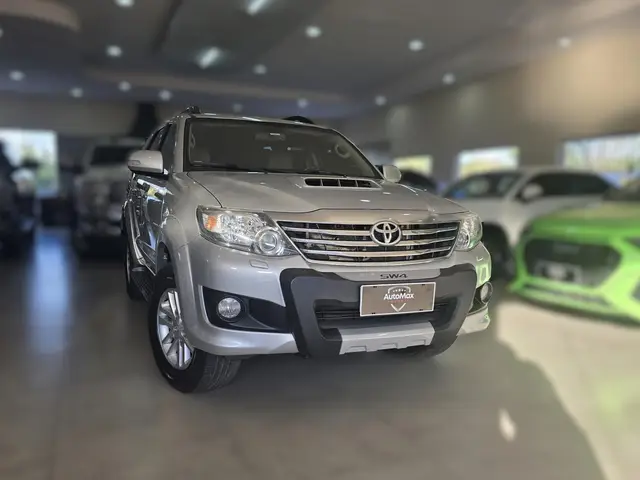 Carro Toyota Hilux SW4 2013 SRV 3.0 4X4 (7 Lugares)