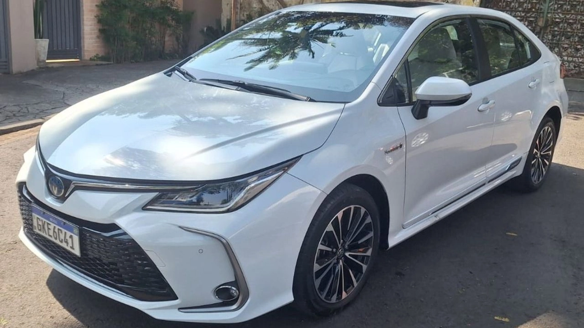 Sedan médio tinha duas opções com motorização híbrida e deixou uma de lado para a linha 2025