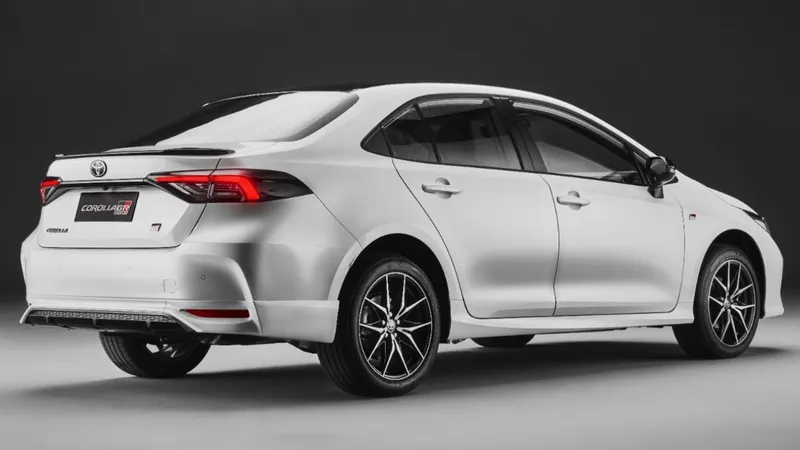 Toyota Corolla chega à linha 2025: veja preços, versões e equipamentos