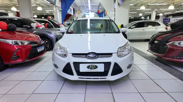 Carro Ford Focus Hatch 2015 SE 1.6 16V TiVCT PowerShift