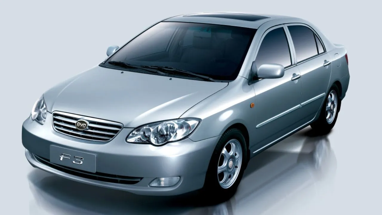 Primeiro carro da marca chinesa tinha visual inspirado no sedan japonês e motor Mitsubishi