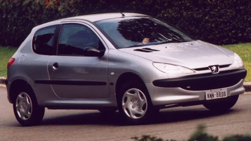 Peugeot 206 1.0 16v: como era o moderno hatch com mecânica Renault
