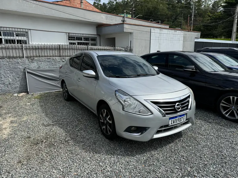 Nissan Versa 1.6 16V SV (Flex)