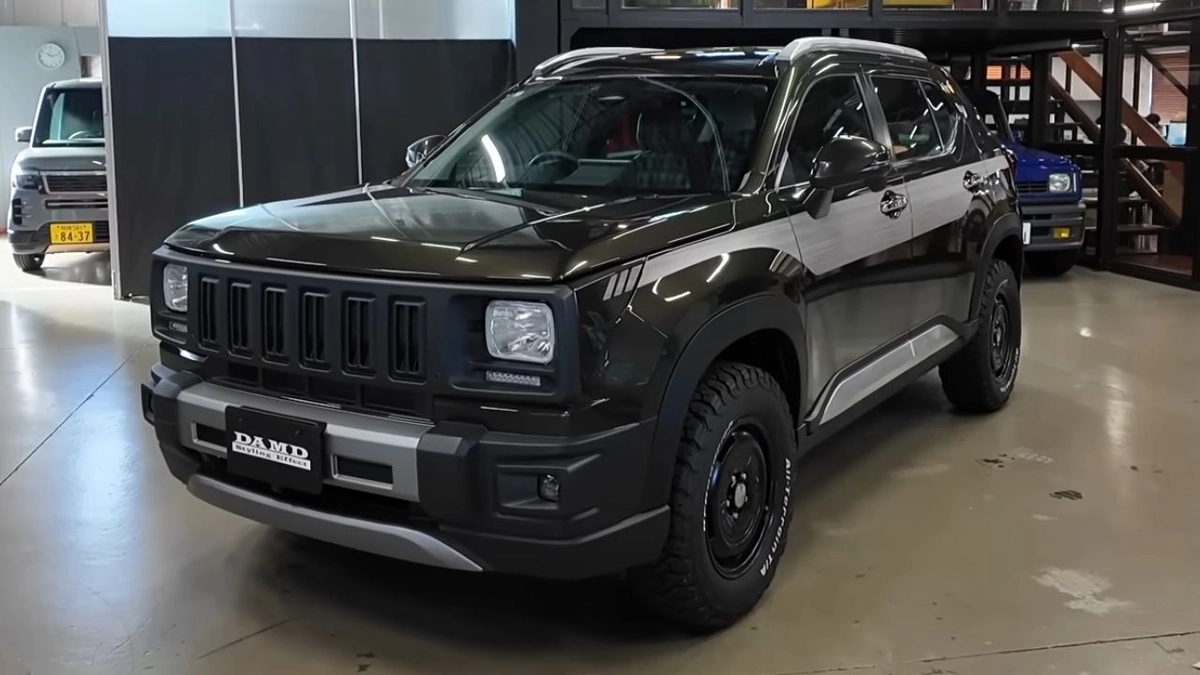 SUV ganhou visual retrô com faróis quadrados e interior com bancos xadrez