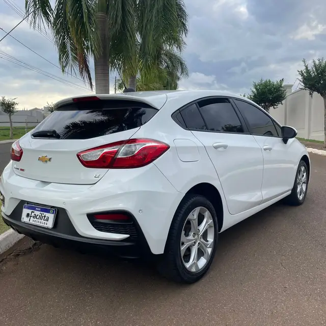 Carro Chevrolet Cruze 2019 HB Black Bow Tie 1.4 TB Flex Aut.