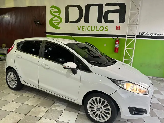 Carro Ford Fiesta Hatch 2015 Titanium Powershift 1.6 (Flex)