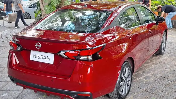 Sedan compacto tem primeiro reajuste do ano, fica mais caro e encosta nos valores do irmão maior Sentra
