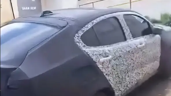 Versão esportiva do SUV cupê apareceu com camuflagem pesada