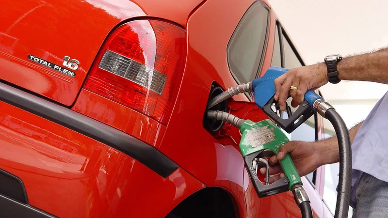 Por que um motor flex bebe mais combustível com etanol?