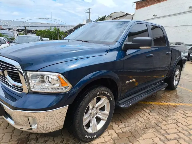 Carro RAM Classic 2023 Laramie 5.7