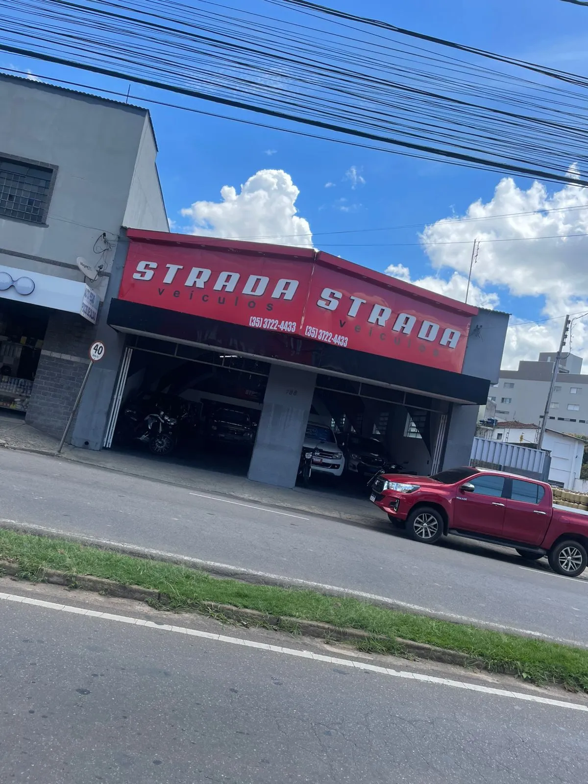 Fachada da loja Veículos à venda em Strada Veiculos - Poços de Caldas - MG | Mobiauto