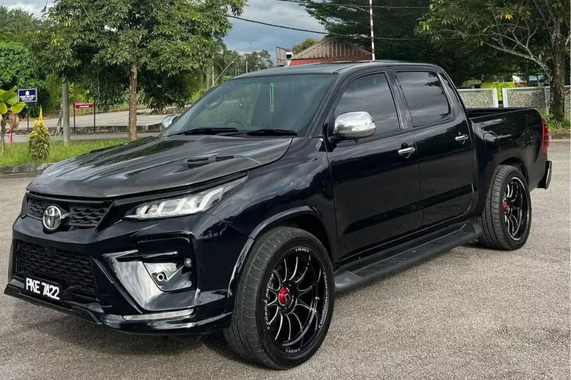 Truque brasileiro cruza o mundo e faz Toyota Hilux velha ter cara de SW4 novo
