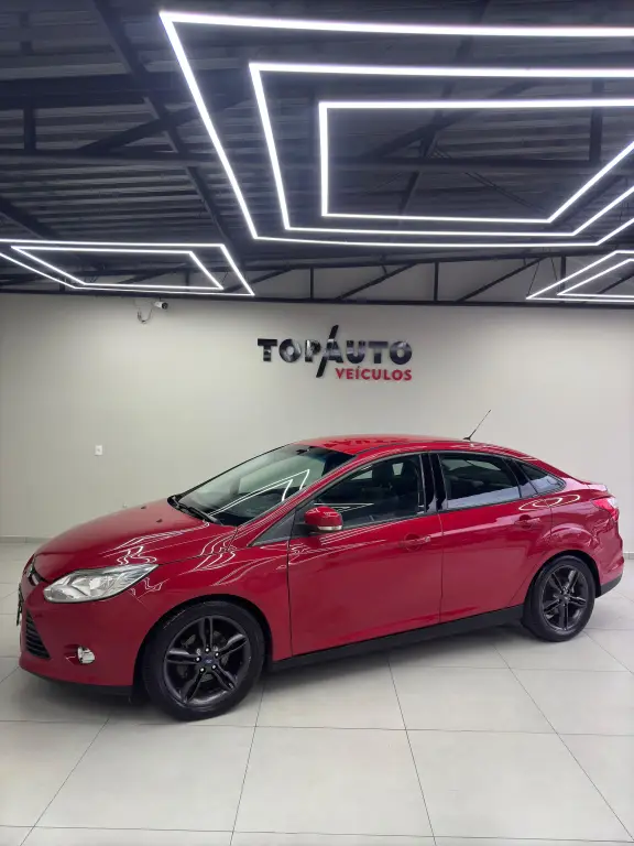 Carro Ford Focus Sedan 2015 SE 2.0 16V PowerShift (Aut)