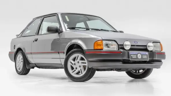 Hatch com visual esportivo tem apenas 555 km rodados e estado de conservação impecável