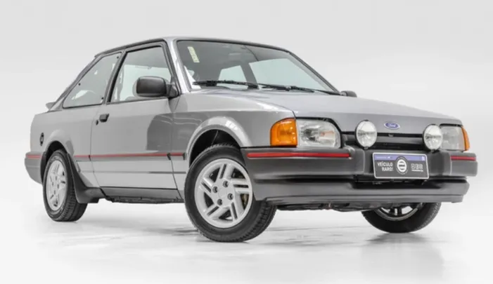 Hatch com visual esportivo tem apenas 555 km rodados e estado de conservação impecável