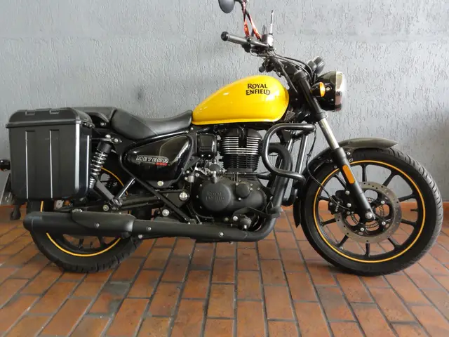 Carro Royal Enfield Meteor 350 2023 Fireball
