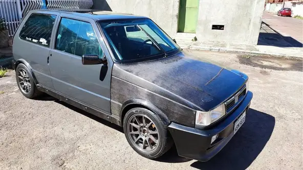 Hatch equipado com motor de Tempra Turbo preparado é um praticamente um carro de corrida para as ruas