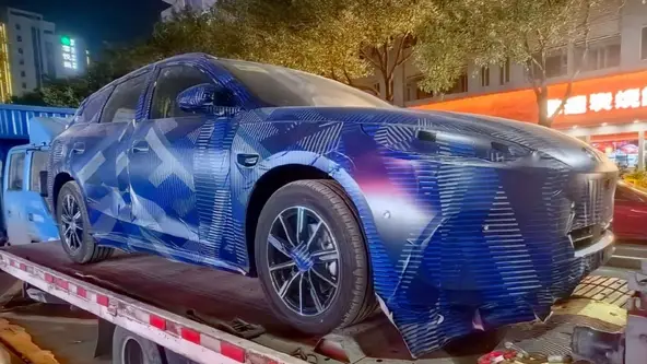 Além da versão elétrica, o sedan também tem outra opção com motorização híbrida 