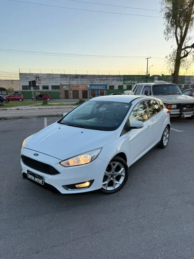 Carro Ford Focus Hatch 2016 SE Plus 2.0 PowerShift