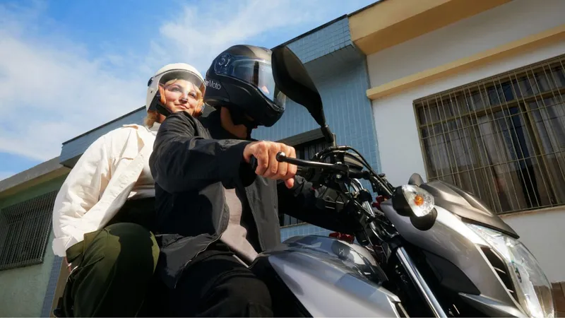 Uber Moto é lançado em São Paulo e Prefeitura tenta barrar serviço
