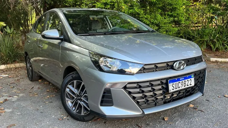 Hyundai HB20 basicão ganha truque brasileiro para ter cara de versão completa