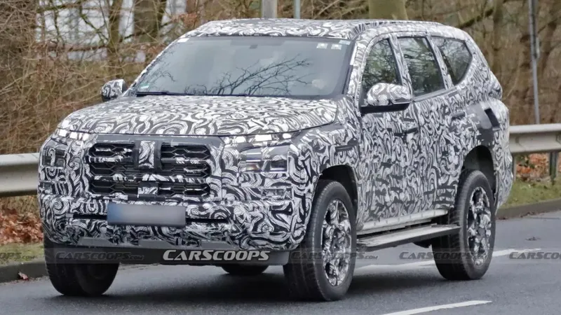 Flagra: Mitsubishi Pajero Sport surge renovado com cara da nova Triton