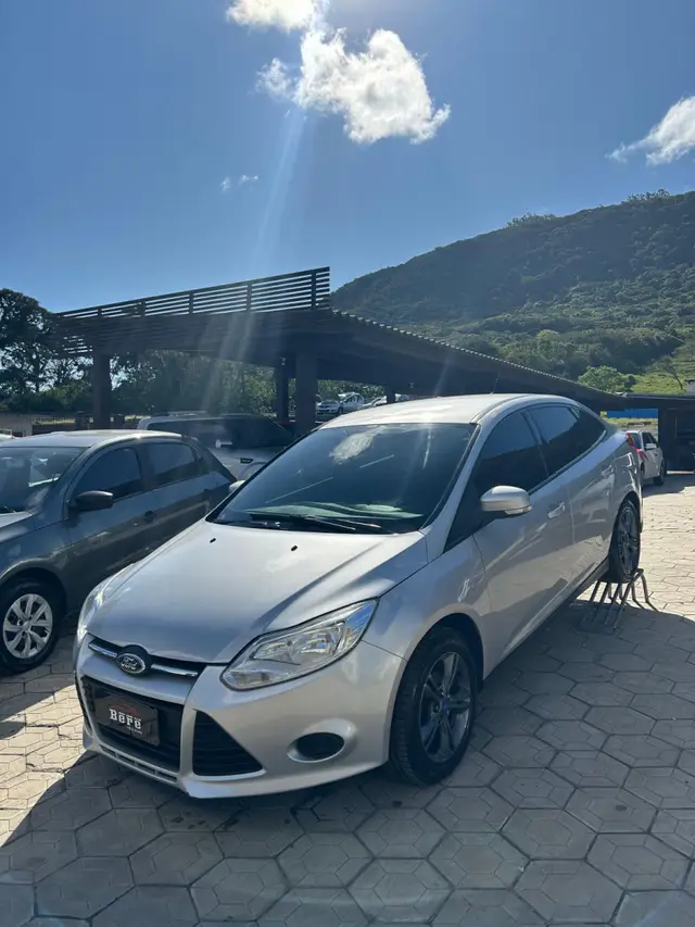 Carro Ford Focus Sedan 2015 SE 2.0 16V PowerShift (Aut)