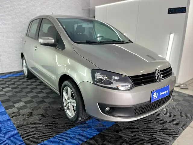 Carro Volkswagen Fox 2014 1.0 TEC (Flex) 2p