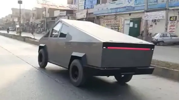 Polêmico veículo do bilionário Elon Musk, a Tesla Cybertruck, ganha uma réplica barata no Paquistão