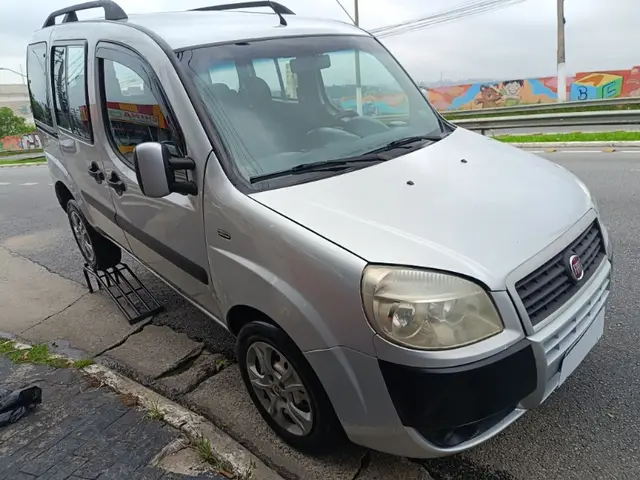 Carro Fiat Doblò 2017 Essence 1.8 7L (Flex)