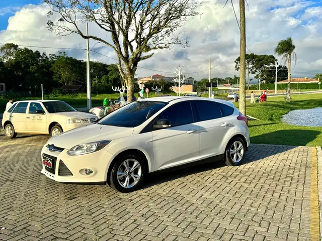 Carro Ford Focus Hatch 2015 SE 1.6 16V TiVCT PowerShift