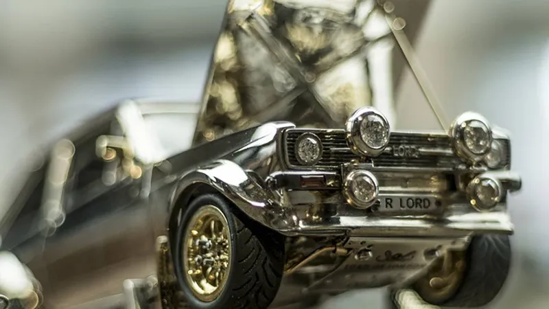 Ford Escort mais caro do mundo tem 16 cm e é feito de ouro e pedras preciosas