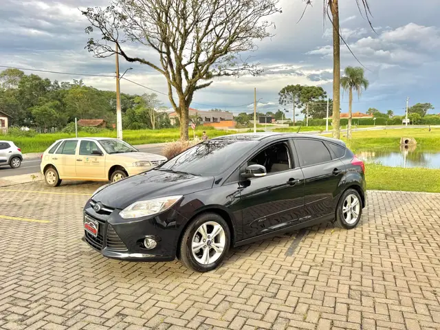 Carro Ford Focus Hatch 2014 SE 1.6 16V TiVCT PowerShift