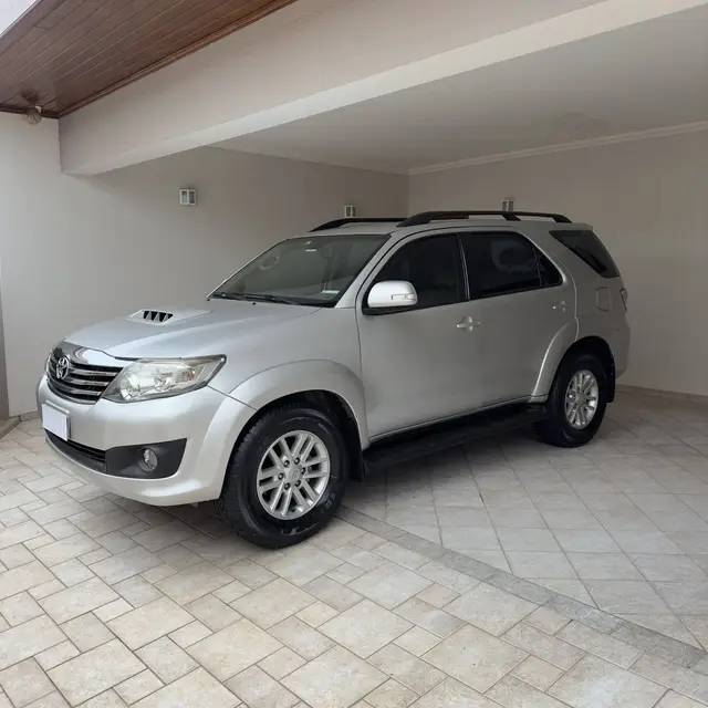 Carro Toyota Hilux SW4 2013 SRV 3.0 4X4 (7 Lugares)