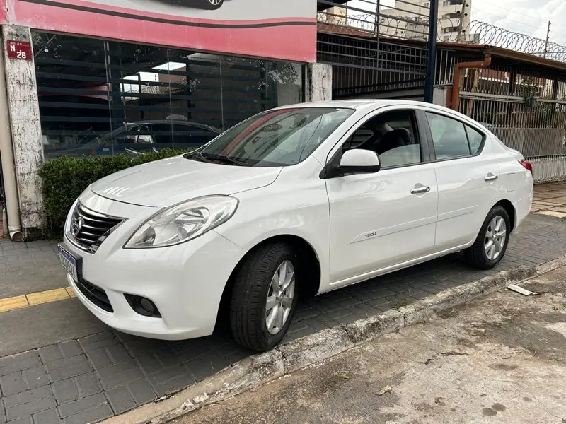 Nissan Versa 1.6 16V SL (Flex)