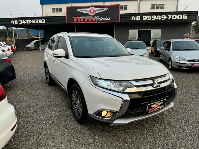 Carro Mitsubishi Outlander 2018 2.2 DI-D Mid 4WD