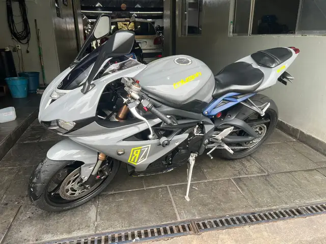 Carro Triumph Daytona 2014 675i