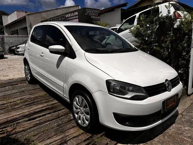 Carro Volkswagen Fox 2014 1.0 TEC (Flex) 4p