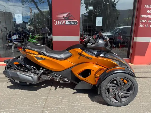 Carro BRP Can-Am Commander 2013 can-am Spyder 990 RT-S